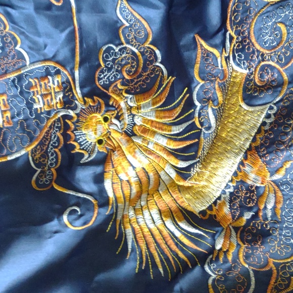 Silk Chinese Robe With Amazing Detail - Picture 7 of 9